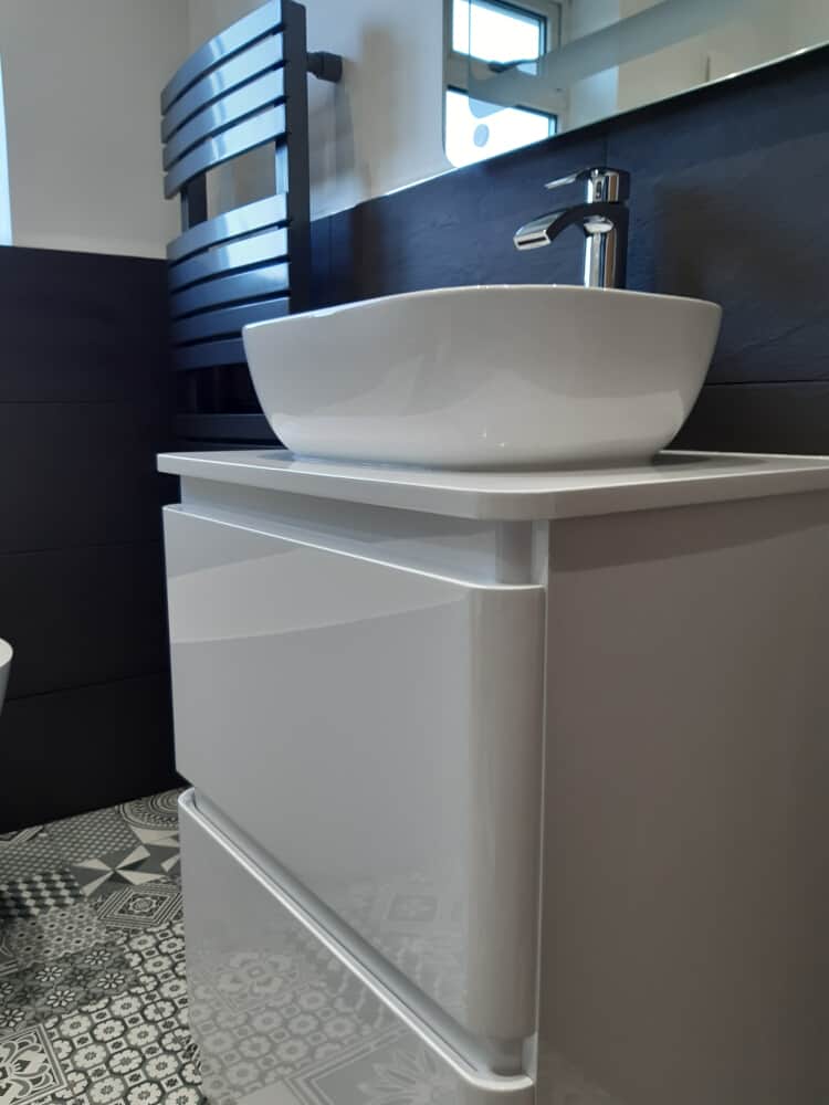 Wash basin with storage cabinet, mirror and standing towel rack - Bathroom renovation Bromley by Jikka